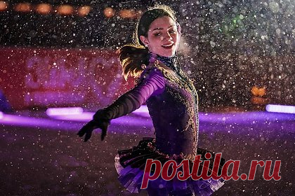 Медведева сравнила популярность футбола и фигурного катания. Российская фигуристка Евгения Медведева сравнила популярность футбола и фигурного катания. По мнению Медведевой, футбол и фигурное катание в России на данный момент находятся примерно на одном уровне интереса у зрителей. «Давайте помнить, что любой вид спорта — жесть как сложно», — заявила спортсменка.