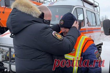 Министр подарил жителю Арктики зимнюю шапку. Глава МЧС Александр Куренков на построении участников арктической экспедиции в Салехарде подарил жителю севера зимнюю шапку. Об этом сообщается в официальном Telegram-канале министерства. Шапка потребовалась уроженцу Воркуты после того, как сильный ветер сдул его собственный головной убор.