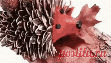 Милый ежик для поделок
 Чтобы не использовать много пластилина,
можно сделать каркас из  фольги или  любого имеющегося объемного материала далее его облепить.
Плотно на спинке, а совсем тонким слоем на брюшке.
Первый ряд семечек нужно сделать красивым ровненьким, поэтому я пластилин надрезала.
Дальше ещё пару рядов в шахматном порядке.
И уже потом можно просто заполнить пустоты.