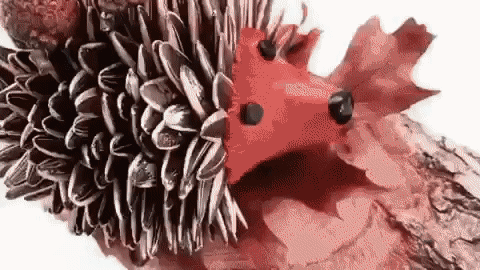 Милый ежик для поделок
 Чтобы не использовать много пластилина,
можно сделать каркас из  фольги или  любого имеющегося объемного материала далее его облепить.
Плотно на спинке, а совсем тонким слоем на брюшке.
Первый ряд семечек нужно сделать красивым ровненьким, поэтому я пластилин надрезала.
Дальше ещё пару рядов в шахматном порядке.
И уже потом можно просто заполнить пустоты.