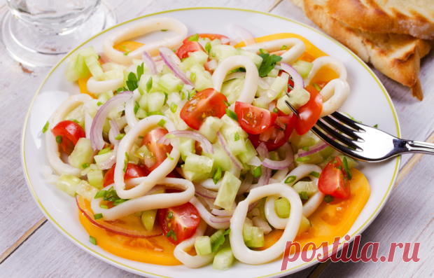 Салат с кальмаром и фенхелем - KitchenMag.ru Кальмар отлично сочетается с фенхелем, особенно если речь идет о салате, рецепт которого мы хотим вам предложить. Все готовится достаточно просто и быстро, так что обязательно попробуйте этот вариант.