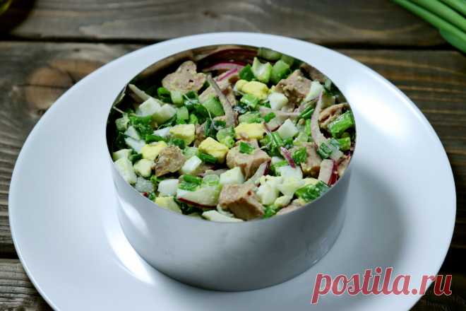 Салат с печенью трески, яйцом и овощами: вкусное блюдо с красивой подачей | Еда на каждый день | Дзен
