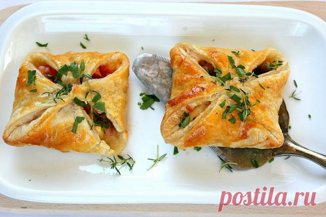 Быстрые слойки с ветчиной и сыром | Меню недели Быстрые слойки с ветчиной и сыром: пошаговый рецепт с фото Как приготовить быстрые слойки с ветчиной и сыром? Пошаговые фото, калорийность блюда