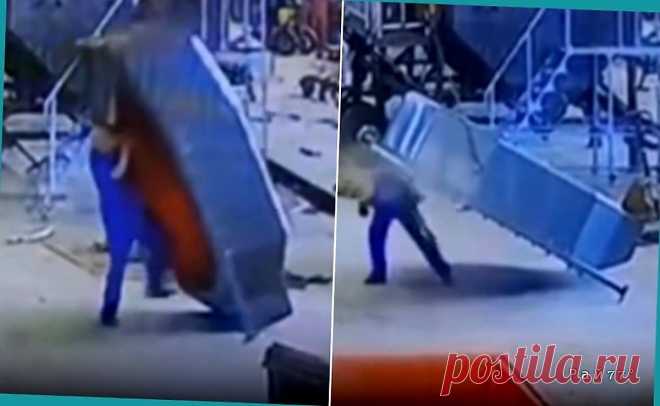 Огромная чушка опрокинулась на китайского рабочего