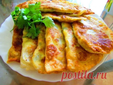 Чебуреки с яйцами, зелёным луком и сыром

Очень удачный рецепт. Готовятся чебуреки достаточно быстро. Получаются и вкусными, и сытными и очень аппетитными!!!

Тесто: 
мука просеянная -250 г., 
вода кипяток -150 мл., 
растительное масло-25 г, 
соль- 0,5 ч.л. 

Начинка: 

3-4 яйца, 
сыр - 100-150 г., 
зеленый лук- небольшой пучок. 

В миску влить растительное масло, кипяток, соль, перемешать, всыпать просеянную муку, замесить тесто. Оставить на 15-20 мин. 
Начинка: порезать ...