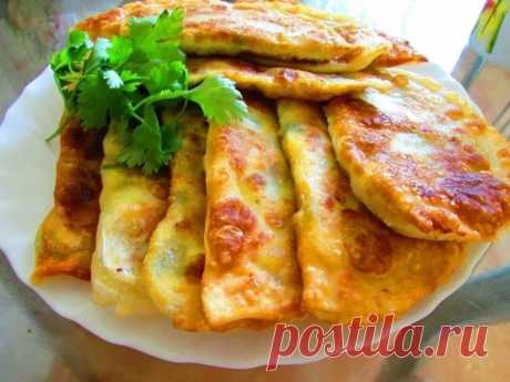 Чебуреки с яйцами, зелёным луком и сыром

Очень удачный рецепт. Готовятся чебуреки достаточно быстро. Получаются и вкусными, и сытными и очень аппетитными!!!

Тесто: 
мука просеянная -250 г., 
вода кипяток -150 мл., 
растительное масло-25 г, 
соль- 0,5 ч.л. 

Начинка: 

3-4 яйца, 
сыр - 100-150 г., 
зеленый лук- небольшой пучок. 

В миску влить растительное масло, кипяток, соль, перемешать, всыпать просеянную муку, замесить тесто. Оставить на 15-20 мин. 
Начинка: порезать ...