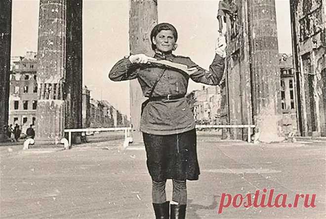 Сделанный военным фотокорреспондентом Евгением Халдеем в мае 1945 года снимок советской регулировщицы стал одним из символов Победы в Великой Отечественной войне.