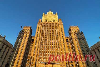 В МИД России заявили о перерождении киевского режима в неонацистскую диктатуру. После введения военного положения на Украине киевский режим выстроил авторитарную систему и переродился в неонацистскую диктатуру. Об этом заявили в Министерстве иностранных дел России. В ведомстве отметили, кампания Киева вышла на новый по «циничности и лицемерию» уровень в вопросе Украинской православной церкви.