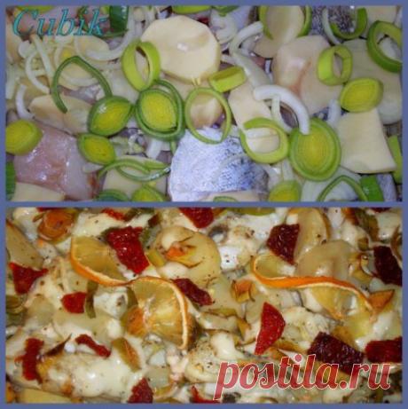 Хек на противне, с картошкой и луком.