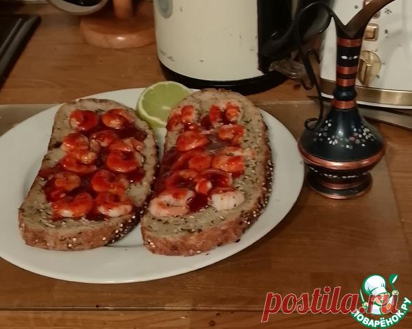 Жареный хлеб с креветками по-корейски. Традиционно жареный хлеб с креветками подаётся на бранч ( это - что-то среднее между завтраком и ланчем). В данном случае изюминку ему придаёт кисло-сладкий соус с кочудяном, чесноком, медом и лаймом, заимствованный из корейской кухни. Конечно, это блюдо - симбиоз английской и корейской кулинарных культур. Выбирайте, что вам больше нравится.