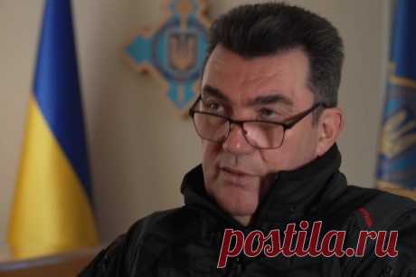 В центре Киева показали клип внучки секретаря СНБО Данилова. Клип 16-летней девушки показали на экранах деловых центров в украинской столице.