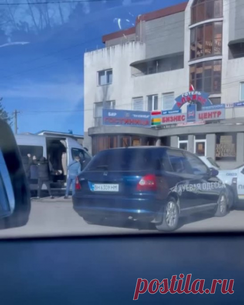 Народная медицина в лечении артрозов и болей в суставах.
Весьма эффективный рецепт, проверенный временем.
Итак:
* медицинский йод 5%, нашатырный спирт 10%, медицинская желчь, глицерин (купите в аптеке), майский мед;
* все компоненты возьмите в равных пропорциях;
* перемешайте и настаивайте в течение 10 дней в темном месте.
Перед тем как будете делать компрессы, взболтайте смесь, перелейте часть в маленькую банку, и подогрейте на водяной бане.
Смочите салфетки в этом подогр...