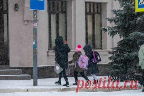 Мэр российского города опровергла сообщения о подготовке нападений на школы. Информация о том, что в Саратове готовятся нападения на школы, не соответствует действительности. Об этом заявила мэр российского города Лада Мокроусова в Telegram-канале. «Уважаемые саратовцы, в мессенджерах и социальных сетях распространяются сообщения провокационного содержания», — написала мэр.