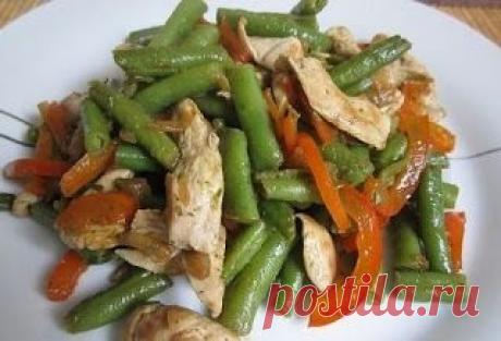Вкусняшки: Тёплый салат с курицей, перцем и стручковой фасолью