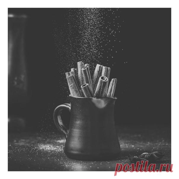 Зимой так приятно вернуться в теплый дом с мягким светом и уютной гостиной, где повсюду разлит чудесный, манящий аромат согревающей душу и тело домашней выпечки: булочек, пряников или яблочного пирога...ммм...
Тонкий аромат и неповторимый вкус домашней выпечке, кофе или чаю дарит корица. Одна из самых распространенных и известных специй.
Показать полностью...