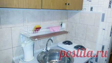 Гостинка, 12 кв.м, евроремонт, сан.узел совмещен с душевой кабиной. На кухне можно установить стиральную машину- для этого подведена вода и отвод воды. Мебель останется покупателю. Квартира находится на 3-ем этаже, 5-ти этажного дома, в районе с хорошо развитой инфраструктурой:  садик, школа, гипермаркет и автобусная остановка в шаговой доступности. Свой интерес можно проявить прямо здесь.)))