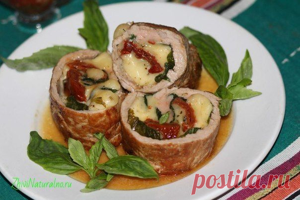 Свиная вырезка "Капрезе", фаршированная вялеными томатами, моцареллой и базиликом