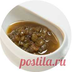 Соус римский Ставим сотейник на нагрев, вливаем немного винного уксуса. Добавляем сахар, горсть изюма и 2 ст. л. соуса демиглас, увариваем в течение 5 минут.