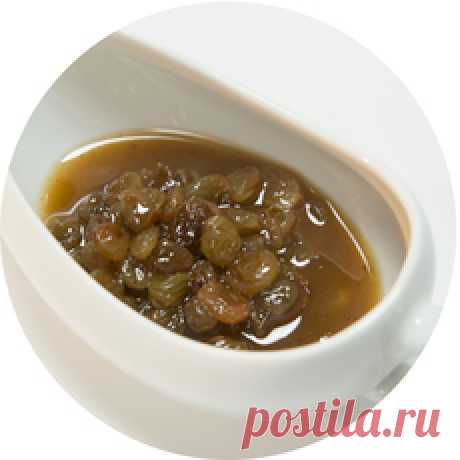 Соус римский Ставим сотейник на нагрев, вливаем немного винного уксуса. Добавляем сахар, горсть изюма и 2 ст. л. соуса демиглас, увариваем в течение 5 минут.