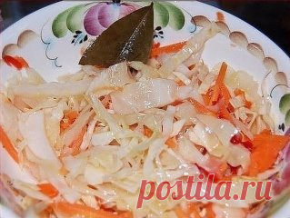 Бомбовая капустка Делала вчера на ночь. Утром тарелку умяли в пять сек). В 200 граммах 149 калорий, а вкусно!) Ингредиенты: 2 кг - капусты 0,4 кг - моркови 4 дольки - чеснока можно добавить яблоко, свёклу Маринад: 150 мл - раст.масло 150 мл - 9 % уксуса 100 г - сахара 2 ст.л. - соли 3 шт. - лавр.листа 5-6 горошин - черного перца 0,5 л - воды Приготовление: 1. Всё нашинковать, морковь натереть, чеснок порезать пластинками. Уложить плотно в банку. 2. В кастрюлю залить все компоненты для маринада и