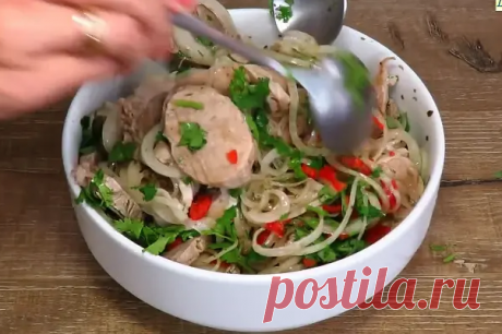 "Мужской приворот" или Невероятно ароматная мясная закуска «Холодный шашлык»

Приготовив всего однажды наивкуснейшее мясо по этому рецепту, вы будете готовить его снова и снова — настолько вкусной, ароматной и восхитительной является эта холодная  мясная закуска!

Ингредиенты:

Отварная свинина (можно заменить говядиной или отварным языком) — полкило
3 средних луковицы
Любая зелень (пучок) — кинза (очень рекомендую!), петрушка, укроп
Перец Чили — 1 стручок
Для вкусного мар...