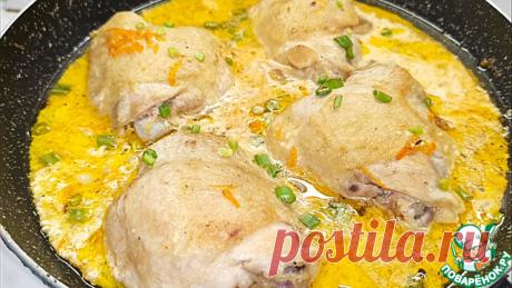 Куриные бедра в сметане. Сегодня готовим обед или ужин, который не требует особых хлопот— куриные бёдра в сметане.
 Сочное, мягкое и ароматное мясо в нежном соусе— всё это в одном рецепте. Это блюдо всегда получается сытным и подходит к любому гарниру. Ну что давайте готовить?