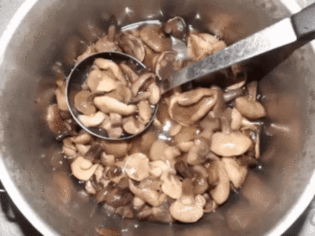 Маринованные маслята.
Непередаваемый запах и вкус даров леса!
Ингредиенты: 
маслята - 2000 г 
Маринад: 
вода - 1000 г 
сахар - 2 ст. л. 
соль - 4 ч. л. 
лавровый лист - 3 г 
перец душистый горошком - 6 шт. 
гвоздика - 3 шт. 
уксусная эссенция - 3 ч. л. 
чеснок - 2 зубчика
Приготовление:
Очищенные и чистые грибы варим в течение 20 минут в слегка подсоленной воде, убираем пенку. Затем откинуть грибы на дуршлаг и слить воду.
Вскипятить воду для маринада, добавить все специи, кроме уксуса, опустить