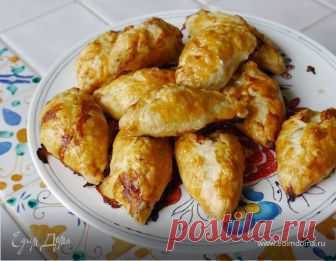 Лепить пирожки меня учила бабушка, главное в ее технике — уместить как можно больше начинки, форма же может быть и треугольной, и круглой, как вам больше нравится. Горчицу добавляйте не слишком острую, а сыр подойдет любой, например российский или пошехонский.