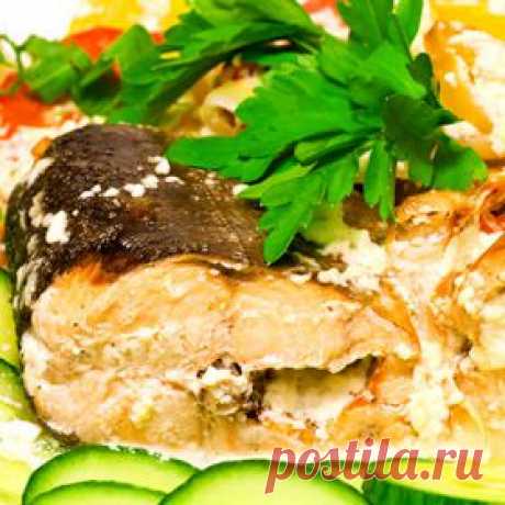 Горбуша запеченная с овощами и сметаной