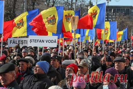 Участники протестов в Кишиневе выдвинули ультиматум властям. Участники протестной акции «Движение для народа» в центре Кишинева выставили властям ультиматум, потребовав от правительства оплатить счета за отопление и электроэнергию за три зимних месяца. Протестующие решили передать текст резолюции властям и двинулись в сторону дома правительства, но их остановили полицейские.