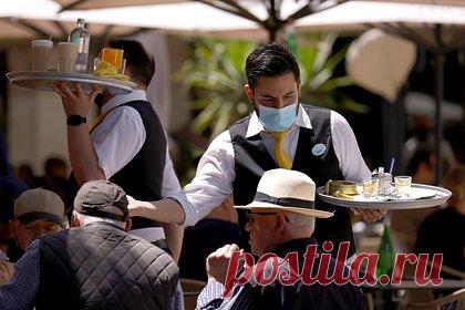 Официанты перечислили самые странные просьбы клиентов. Пользователи форума Reddit, работающие официантами, перечислили самые странные просьбы и капризы клиентов. Многие вспомнили о требованиях подать блюда по особому рецепту. Один официант назвал самым запомнившимся капризом просьбу одного из посетителей убрать из блюда все фиолетовые овощи.