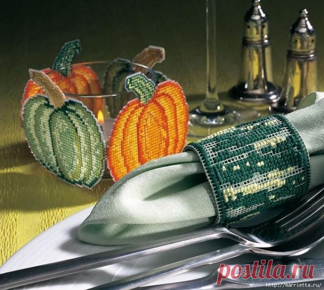 Вышивка на пластиковой канве для осенней сервировки стола