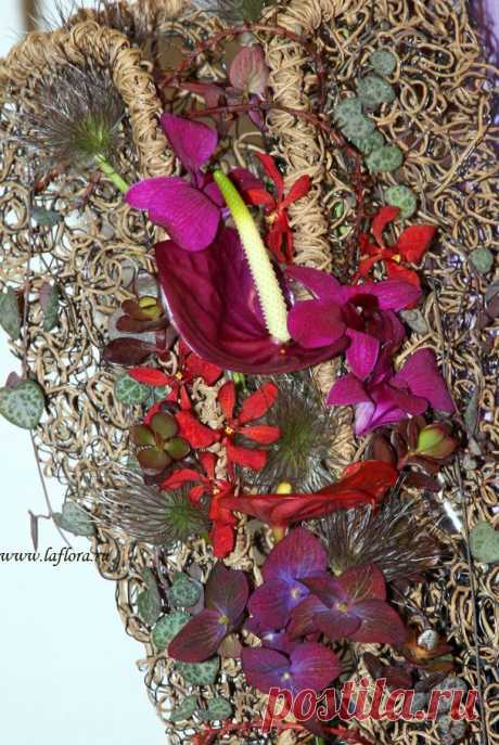 Друзья! На все наши занятия мы предоставляем растительный материал и необходимые аксессуары. На базовом курсе обучения мы проходим разнообразные приемы и техники постановки композиций, создания букетов, декорирования интерьеров.