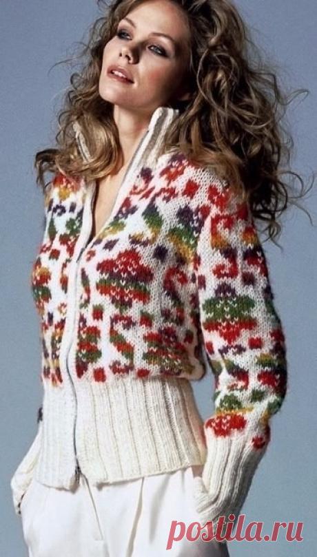 Жакет спицами с жаккардовым узором
Яркие фольклорные мотивы сейчас модно использовать в одежде. Этот жакет в спортивном стиле связан жаккардовым узором с цветочным рисунком, на белом фоне яркий меланжевый узор смотрится очень эффектно.
Размер: 38-42
Вам потребуется: 550 г белой пряжи Schachenmayr Merino Extrafine 120 (100% шерсти. 120 м/50 г); 200 г пёстрой меланжевой пряжи Schachenmayr Merino Extrafine Color 120 (100% шерсти, 120 м/50 г); спицы № 5,5 и № 7; 2 пары длинных...