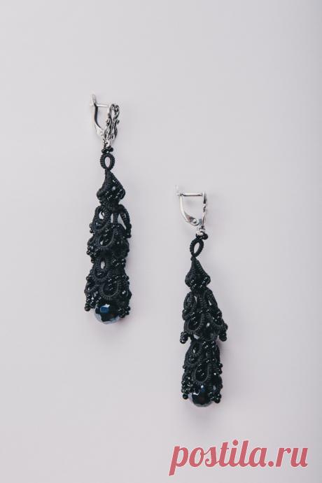 Кружевные серьги «Жанна д’Арк» Кружевные серьги ручной работы, выполненные в технике фриволите из тончайшей нити. Легкие, практически невесомые, они безусловно привлекут внимание окружающих.