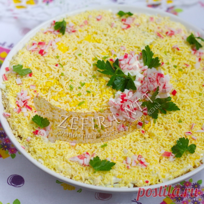 Вкусный слоеный салат с крабовыми палочками Пожалуй, перед вами рецепт одного из самых простых, доступных и сытных салатов современной кухни, который я знаю. В нем сочетаются недорогие ингредиенты, которые прекрасно «дружат» друг с другом и в результате дают отменный вкус – это салат с крабовыми палочками.  Картошка, яблоко, лук, яйцо и май