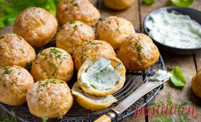 Смешиваем чашку муки с чашкой тертого сыра: сырные шарики уходят как семечки