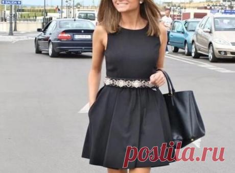 Маленькое черное платье — модные варианты У каждой девушки или женщины в ее шкафу просто обязано хранится любимое черное платье. У всех оно разное, носит толику индивидуальности каждой женщины. Ведь грамотно подобранное платье по фигуре, умелое подобранные аксессуары к нему делает женщину незабываемой и восхитительной в глазах мужчин!