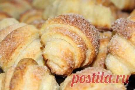 НЕЖНЫЕ, МЯГКИЕ И ВКУСНЫЕ ТВОРОЖНЫЕ РОГАЛИКИ

 Из творожного теста можно испечь восхитительные рогалики, которые съедаются почти сразу как появляются на свет.
Нам потребуется:
творог - 250г
сливочное масло - 150г
яйцо - 1 шт
сахар - 100г в тесто и 30 г для присыпки
ванильный сахар - 10г
соль - щепотка
мука - 400г
разрыхлитель - 2 ч л
Творог и мягкое масло разомните вилкой. Добавьте яйцо, сахар, ванильный сахар, соль и перемешайте. Просейте муку и разрыхлитель и замесите мяг...