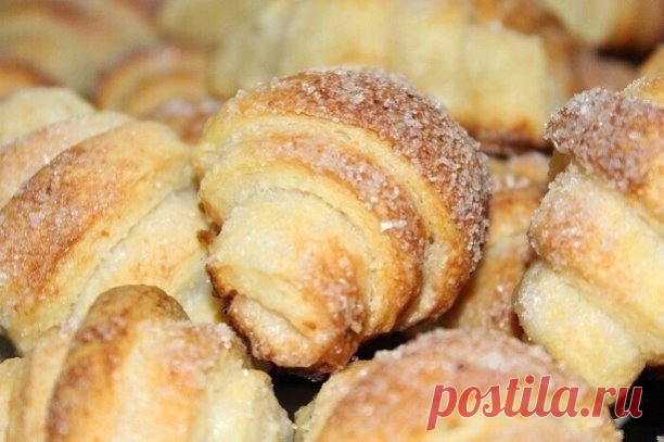 НЕЖНЫЕ, МЯГКИЕ И ВКУСНЫЕ ТВОРОЖНЫЕ РОГАЛИКИ

 Из творожного теста можно испечь восхитительные рогалики, которые съедаются почти сразу как появляются на свет.
Нам потребуется:
творог - 250г
сливочное масло - 150г
яйцо - 1 шт
сахар - 100г в тесто и 30 г для присыпки
ванильный сахар - 10г
соль - щепотка
мука - 400г
разрыхлитель - 2 ч л
Творог и мягкое масло разомните вилкой. Добавьте яйцо, сахар, ванильный сахар, соль и перемешайте. Просейте муку и разрыхлитель и замесите мяг...
