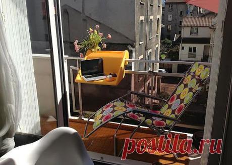 Подвесной столик на балконе 
Балкон, даже самый маленький, может превратиться в чудесный летний кабинет или удобное место для отдыха на свежем воздухе благодаря многофункциональному подвесному столику, созданному немецким дизайнером Майклом Хилгерсом (Michael Hilgers). С этим столиком можно уютно устроиться на балконе и заняться своими делами, иногда наблюдая за спешащими прохожими или проплывающими облаками.