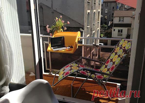 Подвесной столик на балконе 
Балкон, даже самый маленький, может превратиться в чудесный летний кабинет или удобное место для отдыха на свежем воздухе благодаря многофункциональному подвесному столику, созданному немецким дизайнером Майклом Хилгерсом (Michael Hilgers). С этим столиком можно уютно устроиться на балконе и заняться своими делами, иногда наблюдая за спешащими прохожими или проплывающими облаками.