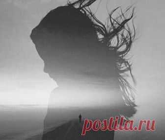 Хотя б во сне давай увидимся с тобой. 
Пусть хоть во сне 
твой голос зазвучит... 
В окно — 
не то дождем, 
не то крупой 
с утра заладило. 
И вот стучит, стучит... 
Как ты необходима мне теперь! 
Увидеть бы. 
Запомнить все подряд... 
За стенкою о чём–то говорят. 
Не слышу. 
Но, наверно,— о тебе!.. 
Наверное, 
я у тебя в долгу, 
любовь, наверно, плохо берегу: 
хочу услышать голос — 
не могу! 
Лицо пытаюсь вспомнить — 
не могу!.. 

...Давай увидимся с тобой хотя б во 
сне! 
Т...