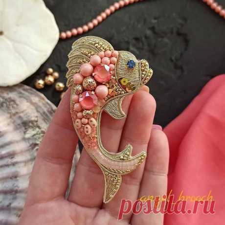 Repost @angel_brooch
by @media.repost:
Всем самой отличной пятницы! 💃
Хочу немного разбавить варежки вот такой прекрасной рыбкой.
Так как я полностью погружена в выполнение ваших заказов ,я всё равно буду стараться радовать вас чем то новым в свободной продаже.
Брошь  в наличии.
При изготовлении данной броши использовались
 ✔️ Шатоны Сваровски
✔️ Кристальный жемчуг Сваровски
✔️Итальянские пайетки
✔️ Японская булавочка+коробочка с моим логотипом
🐟 Цена 3500 руб.
#брошь#бр...