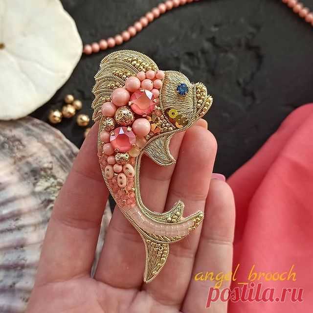 Repost @angel_brooch
by @media.repost:
Всем самой отличной пятницы! 💃
Хочу немного разбавить варежки вот такой прекрасной рыбкой.
Так как я полностью погружена в выполнение ваших заказов ,я всё равно буду стараться радовать вас чем то новым в свободной продаже.
Брошь  в наличии.
При изготовлении данной броши использовались
 ✔️ Шатоны Сваровски
✔️ Кристальный жемчуг Сваровски
✔️Итальянские пайетки
✔️ Японская булавочка+коробочка с моим логотипом
🐟 Цена 3500 руб.
#брошь#бр...