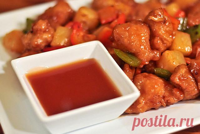 Кисло-сладкий соус известен практически всем, кто сталкивался с китайской кухней. Он придает китайским блюдам неповторимый аромат, замечательный вкус и чрезвычайную аппетитность. Приготовить такой соус вполне можно и в домашних условиях.