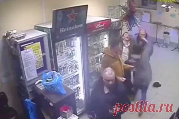 Российская продавщица нокаутировала покупателя и покорила сердца иностранцев Российская продавщица, отправившая в нокаут разбушевавшегося покупателя, покорила сердца посетителей Reddit. Женщина два раза ударила пьяного покупателя по голове, пнула и сбила с ног ударом в лицо. Пользователи из разных стран признавались женщине в любви и высказывали свое восхищение.