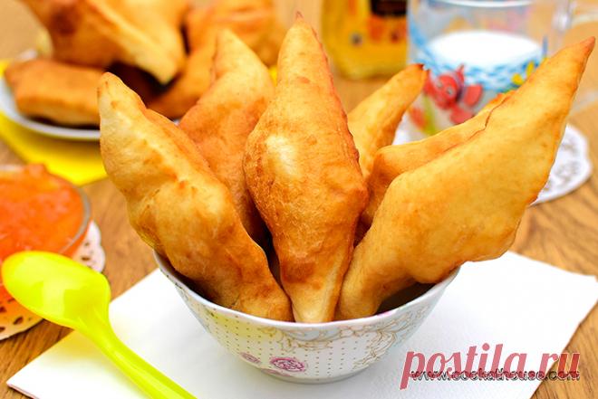 Мекици бухти за закуска - www.cookathouse.com
    2 яйца
    1 и половина ч. л. сол
    1 чаена лъжичка захар
    едно пакетче суха мая / от 7 грама /
    200 грама гъсто кисело мляко / аз съм използвала гръцки йогурт /
    слънчогледово олио за пържене
    420 грамабрашно