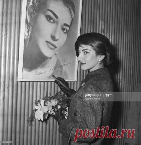 le-cantatrice-grecque-maria-callas-dedicaant-son-affiche-son-arrive-picture-id1257980422 (1989×2048)