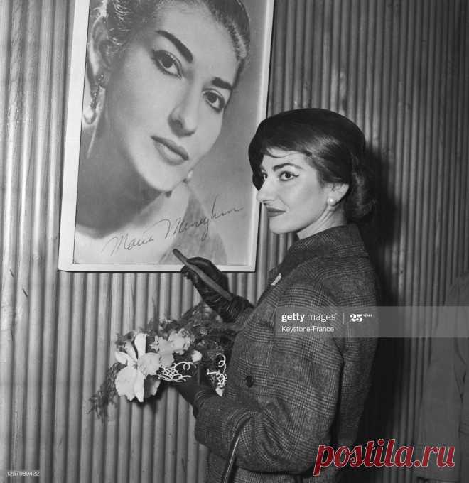 le-cantatrice-grecque-maria-callas-dedicaant-son-affiche-son-arrive-picture-id1257980422 (1989×2048)